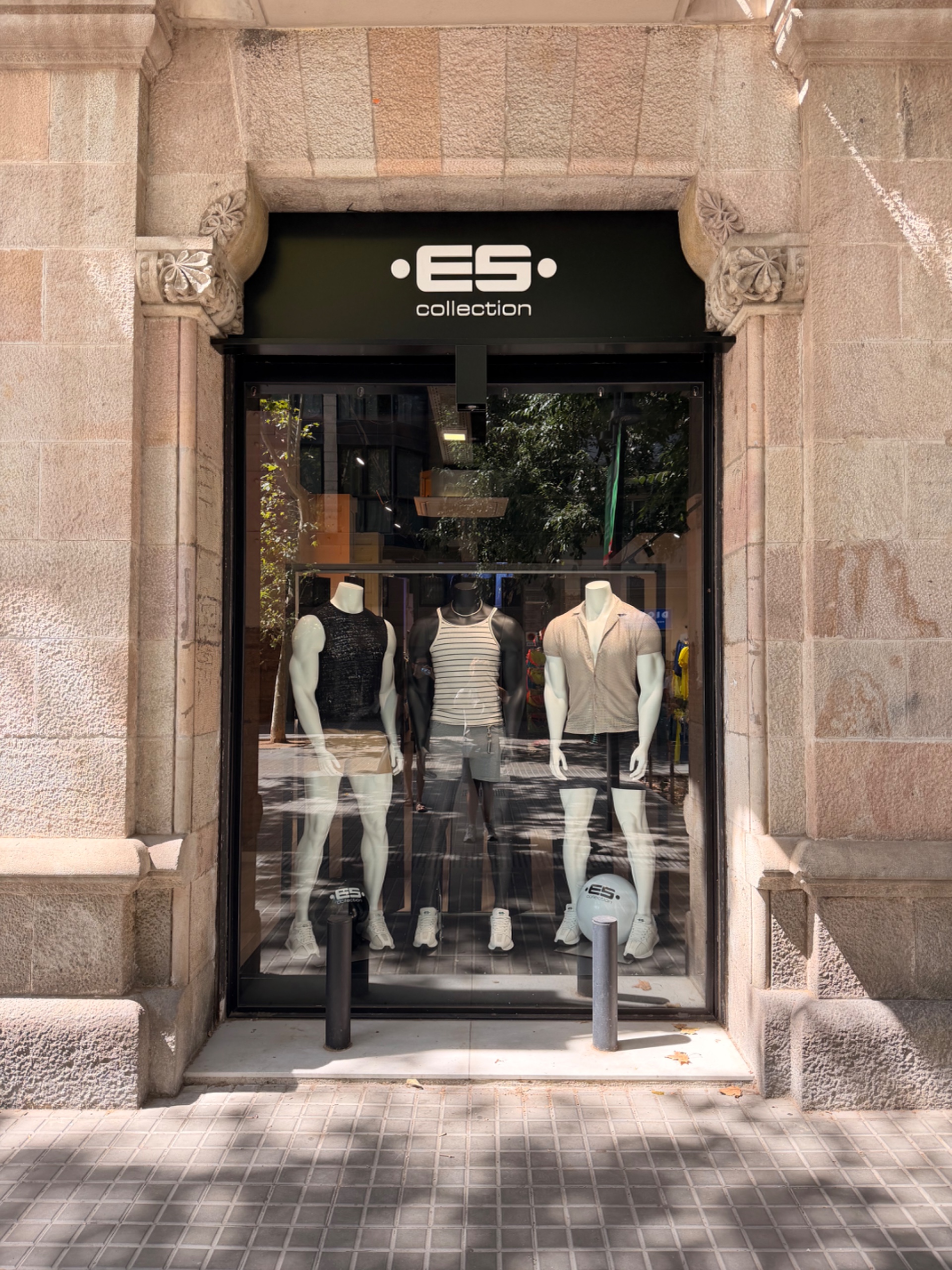 AD / ES Shop Barcelona photo 1